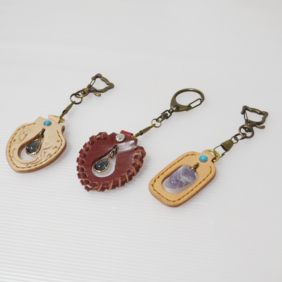 革とクリスタルガラスのアクセサリー