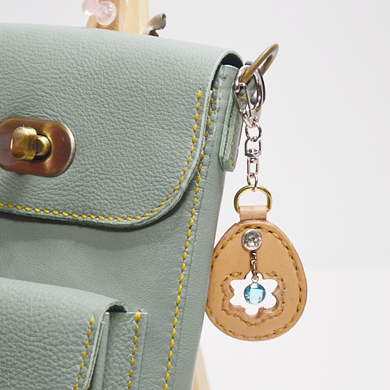 革とクリスタルガラスの組み合わせのチャームの画像